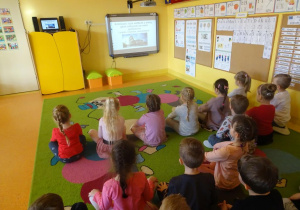 Dzieci oglądają prezentację multimedialną na temat Włoch.